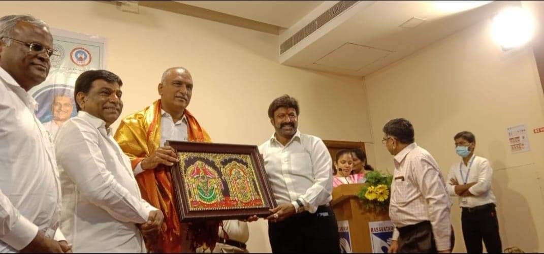 BalayyaUvasena's tweet photo. Minister #HarishRao garu and Balayya ♥️ @trsharish
#NandamuriBalakrishna #BIACH
#22YearsOfBasavatarakamIndoAmericanCancerHospital #22YearsForBIACH https://t.co/4SsSC49Abl