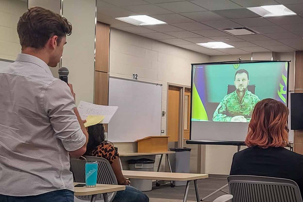 A powerful address by Ukraine President Zelensky (<a href="/ZelenskyyUa/">Volodymyr Zelenskyy / Володимир Зеленський</a>) to Canadian U15 students - and our own Quinn Rozwadowski (<a href="/quinn_roz/">Victor</a>) asked a pointed question on the importance of protecting/deepening democracy at home and abroad. ca.news.yahoo.com/ukrainian-pres…