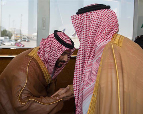 alfadgoosh's tweet photo. الأمير محمد بن سلمان كسر البروتوكول ولم ينحني  خلال المراسم الرسمية وكذلك تحية حرس الشرف بتحية الإسلام ( السلام عليكم ) وليس مرحبا عسكر 

يا جاهل ٍ منهـج محمد ومبداه
رمز الشموخ وساميات ٍ مباديه

مــا ينحني له رأس إلا لمـولاه
ثم المليك أبـوه قدر  ٍ ويغليه

عبدالعزيز سليمان الفدغوش https://t.co/S7SzoPGRQp