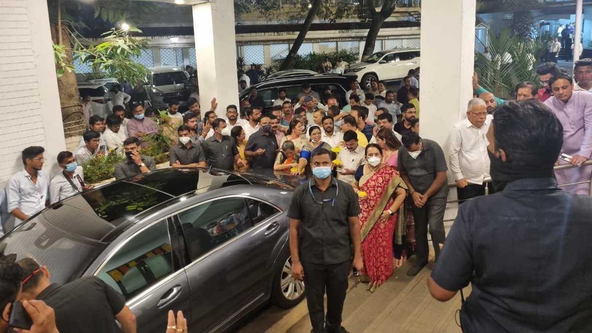 <a href="/BengalNewz/">Bengal Newz</a> #Maharashtra Chief Minister #UddhavThackeray late on Wednesday vacated his official residence 'Varsha' at Malabar Hill to return to his private home 'Matoshri' in Bandra, #Mumbai along with his family. | #MaharastraPolitics #MaharashtraPoliticalCrisis