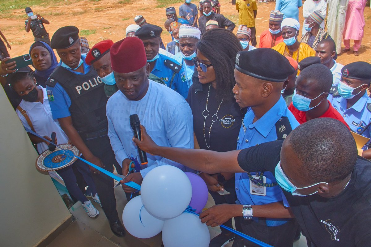 KDSG_KIF's tweet photo. For day three of their #CommunityServiceWeekII, the #KashimIbrahimFellows hosted the Anti-Terrorism Unit, as well as the Community Heads and Members of Kakura Village, Kaduna State.
This event took place at the newly renovated Police Counter-Terrorism Unit, and..(1/7) https://t.co/qmBw3jp0q0