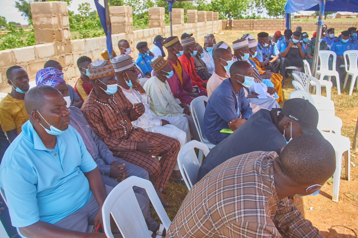 KDSG_KIF's tweet photo. For day three of their #CommunityServiceWeekII, the #KashimIbrahimFellows hosted the Anti-Terrorism Unit, as well as the Community Heads and Members of Kakura Village, Kaduna State.
This event took place at the newly renovated Police Counter-Terrorism Unit, and..(1/7) https://t.co/qmBw3jp0q0