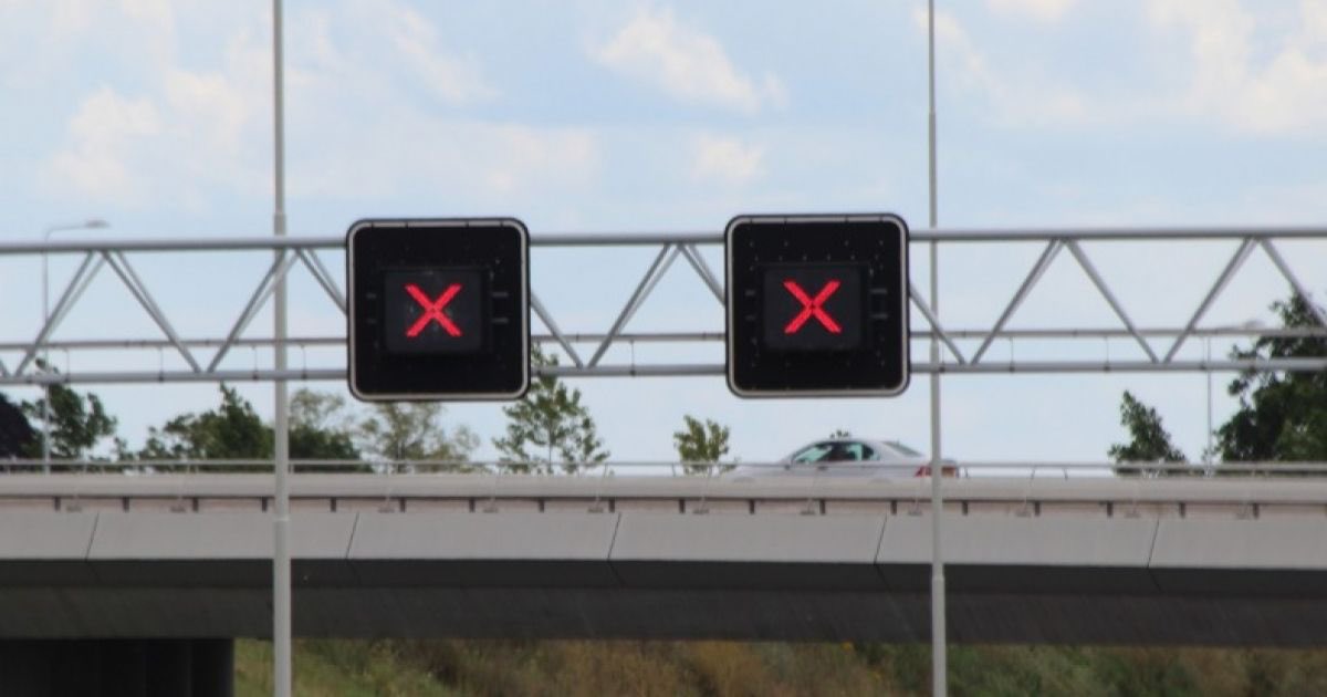 StaffsRCT's tweet photo. Officers dealing with a RTC yesterday on the M6 at j15, whilst having to cone out to close a lane a red x was set in lanes 1-3, 38 vehicles drove through these red x signs and drove towards officers in the carriageway.  Expect a letter in the post soon #roadsafety  ot61 https://t.co/8CDUFEHOos