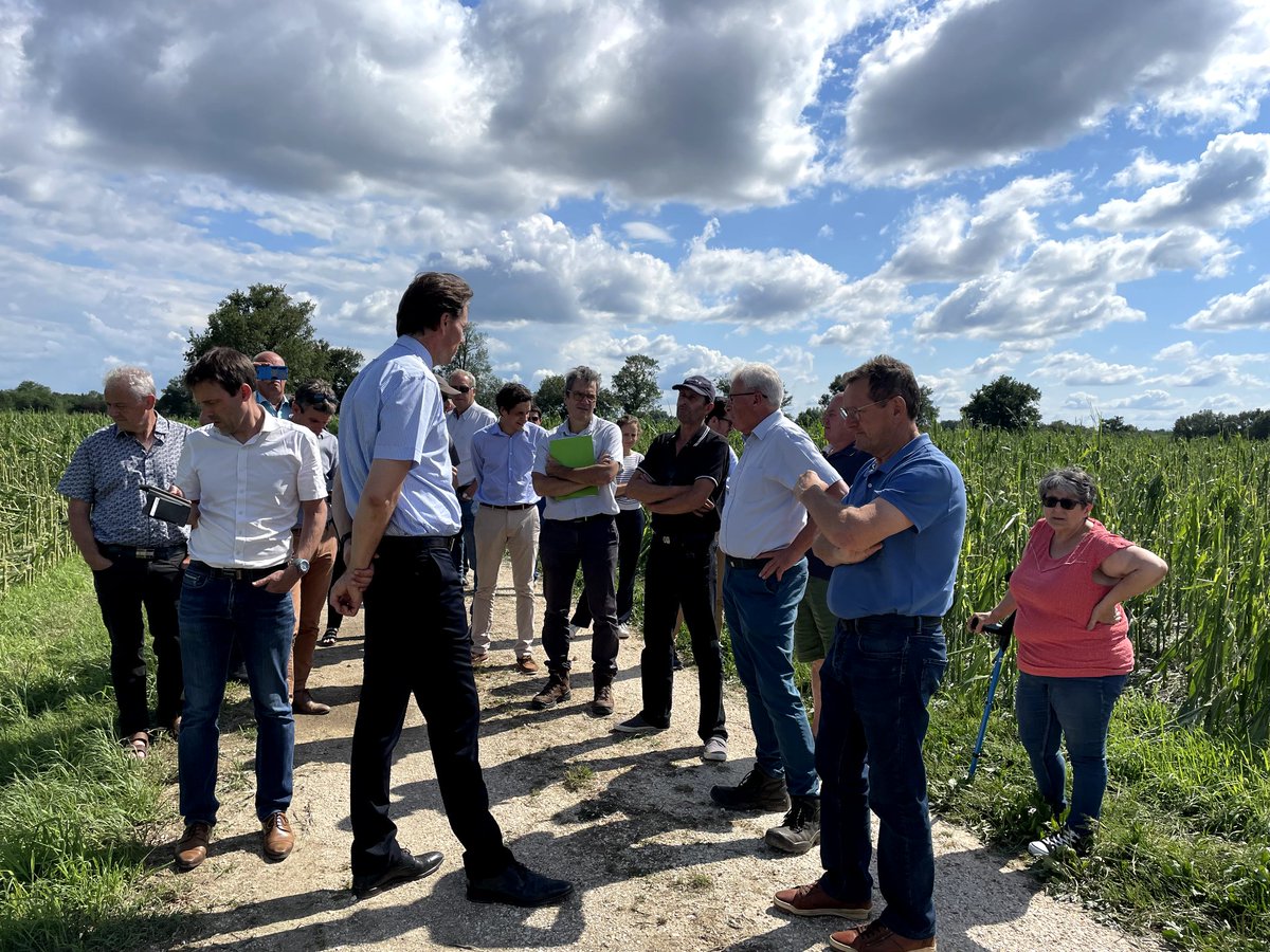 PrefAquitaine33's tweet photo. Le sous-préfet de #Liboune a visité des parcelles touchées par la grêle avec le pdt de la chambre et des élus.
Puis réunion publique à l'union coopérative vinicole #Aquitaine Ucva de #Coutras pour évoquer les conséquences et l'enquête flash lancée par le ministre @MFesneau https://t.co/l2iztUWBPE