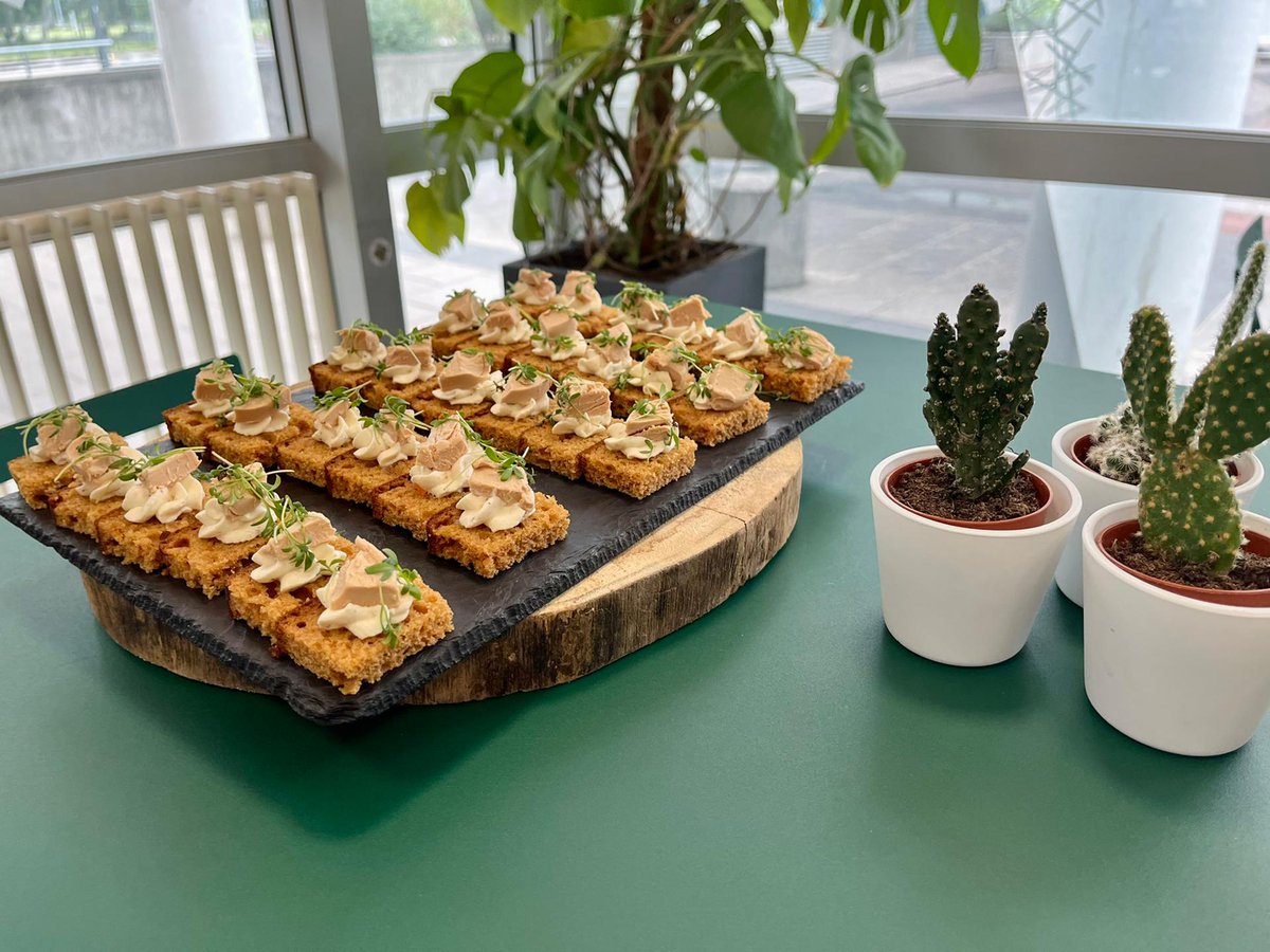 AngelaCarterFan's tweet photo. This is how you do conference food.
Nomadic Texts and Subjectivities: Metamorphic Itineraries in Angela Carter's Works at University of Angers, France.
#NomadicCarter #AngelaCarter #ConferenceFood https://t.co/678cvWBpjD