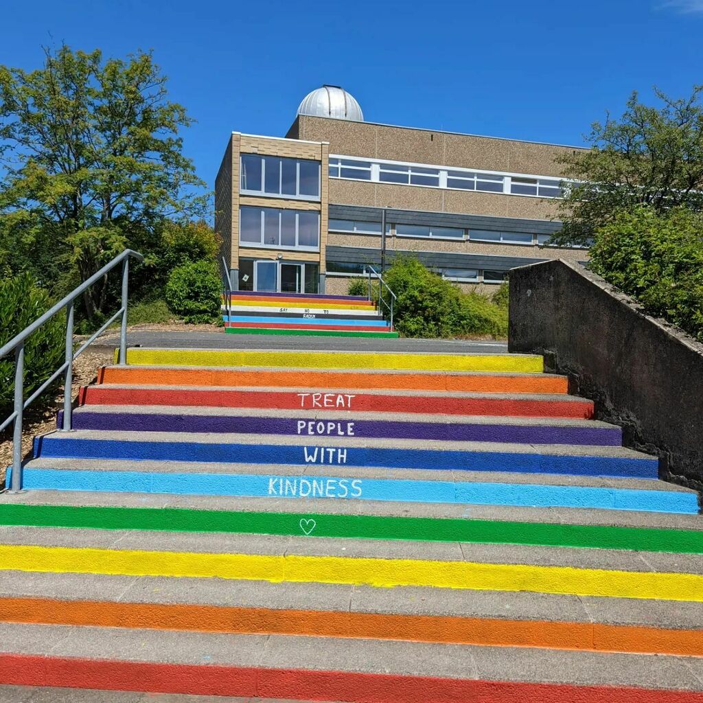 DBGNeunkirchen's tweet photo. #dbgneunkirchen #projekttage2022 
3. Tag, strahlender Sonnenschein,
Die Schule erstrahlt in bunten Farben, die Kunstprojekte stellen ihre Ergebnisse aus, die Sportprojekte sind trotz Hitze mit voller Energie am Start und wir freuen uns schon darauf, euch… https://t.co/yqOiPuqx25 https://t.co/nEcXoPbjUn