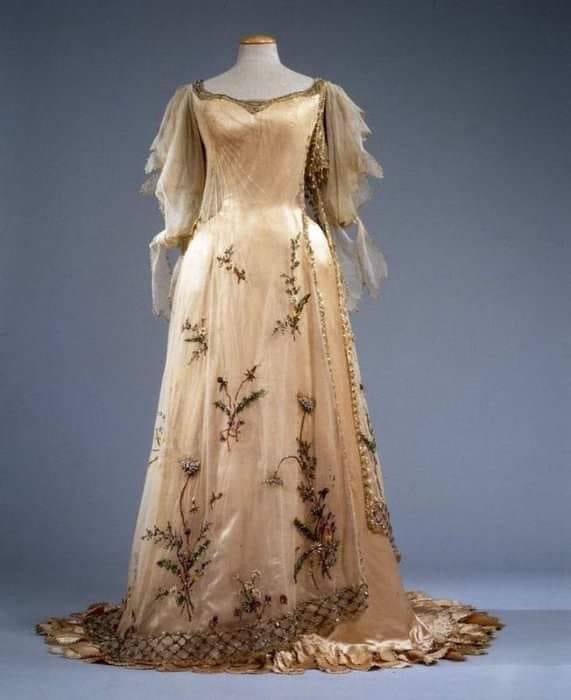 I’m in love!!! 🤩 #dresses #fashion #history #historyoffashion