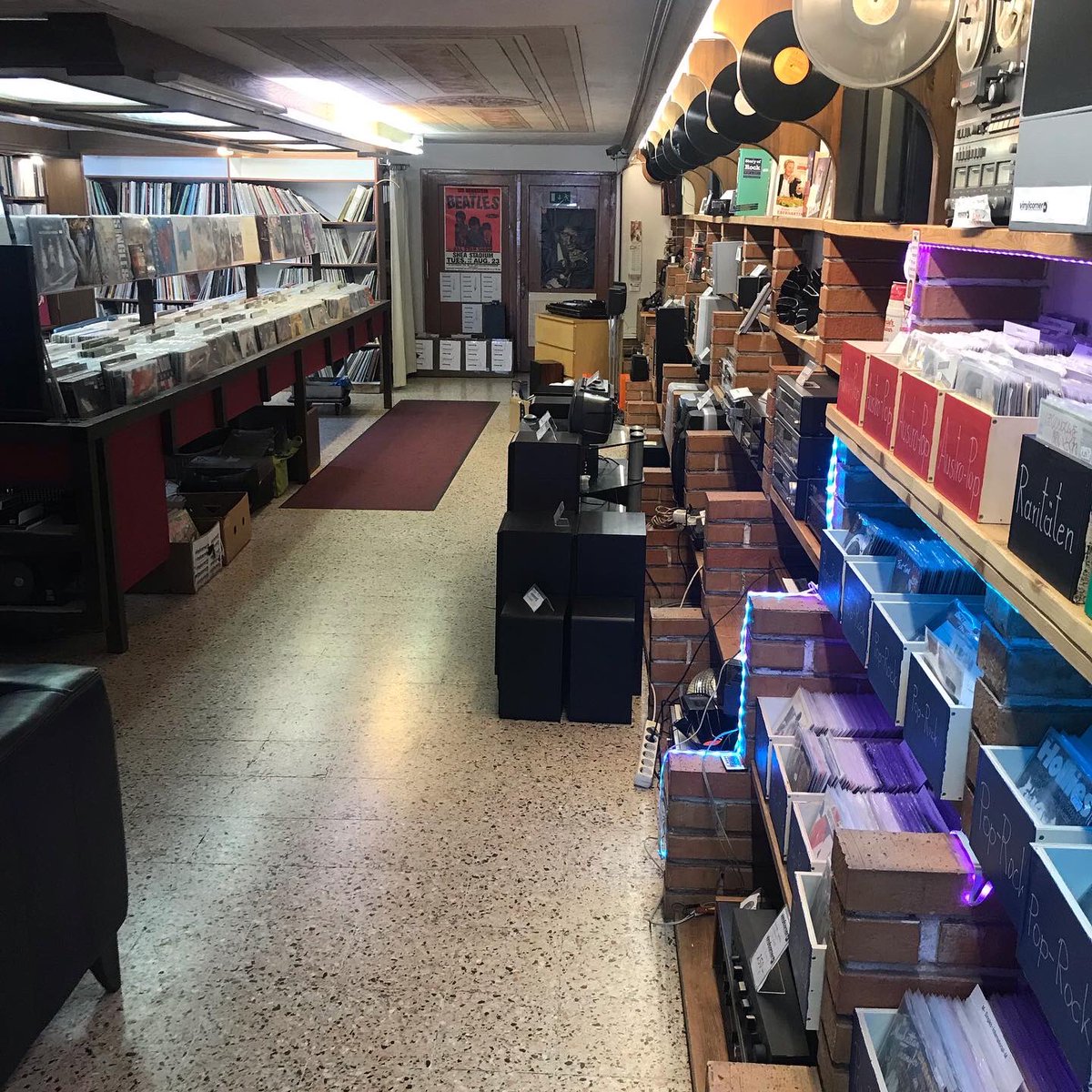 udiophilosoph's tweet photo. Todays #vinyl hunt in @StadtLinz #vinylcorner https://t.co/FsyO9ooNKL