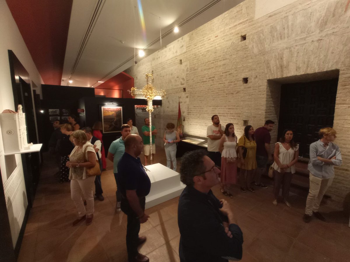 AmoryCaridad's tweet photo. #CentenarioMLG||

En la tarde de hoy, un grupo de hermanos ha visitado la exposición "Memoria" con motivo del @centenariomlg.

Agradecemos a D. Miguel Ángel Blanco por hacernos la visita guiada.

#CofradíasMLG https://t.co/eyZzrT3p2P