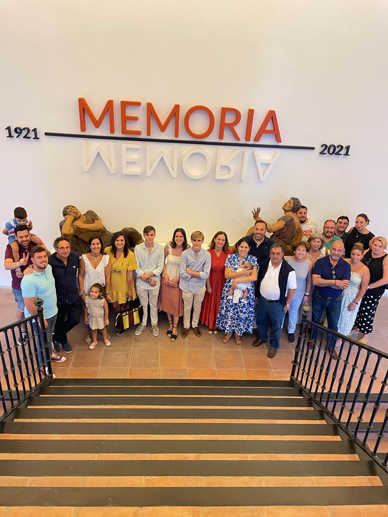 AmoryCaridad's tweet photo. #CentenarioMLG||

En la tarde de hoy, un grupo de hermanos ha visitado la exposición "Memoria" con motivo del @centenariomlg.

Agradecemos a D. Miguel Ángel Blanco por hacernos la visita guiada.

#CofradíasMLG https://t.co/eyZzrT3p2P