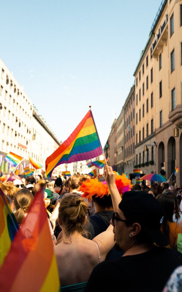 SackofTroy's tweet photo. Confused Leprechaun Finds Himself In Pride Parade

https://t.co/WmmfdUY6e2 https://t.co/v1C5JSy52M