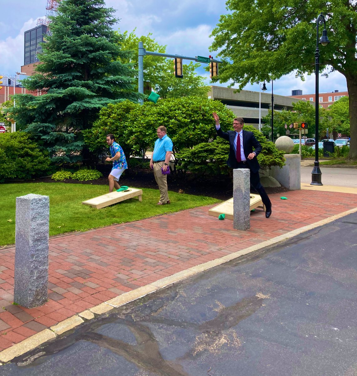 ElleV914's tweet photo. Nothing like a little corn hole to break up a workday https://t.co/L3Jf4KKLZ3