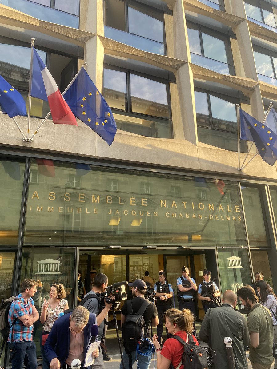 Après l’allocution d’Emmanuel #Macron, Elisabeth #Borne vient d’arriver à l’Assemblée où elle s’exprime devant les députés de la majorité #Macron20h