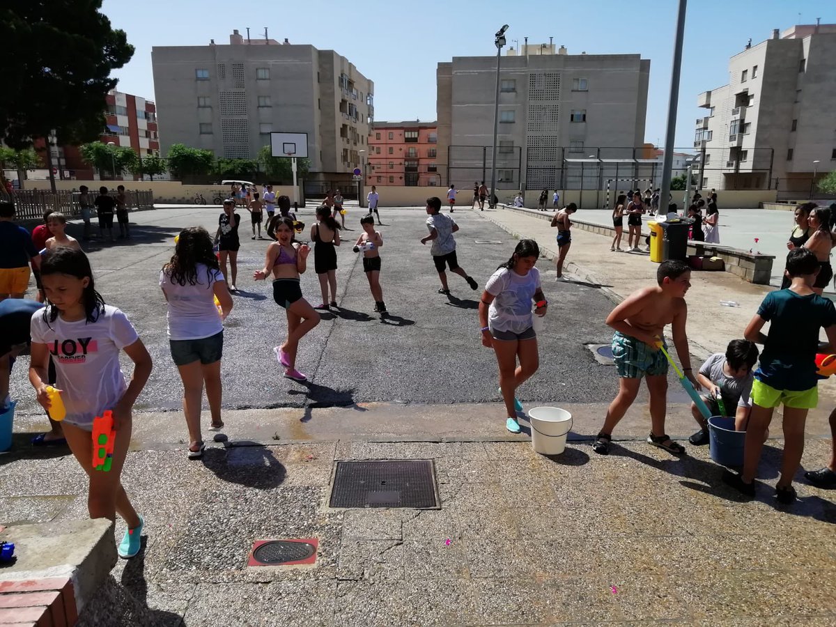 MestralEscola's tweet photo. Aquest dies hem realitzat activitats diverses a l’entorn de la localitat que han permès finalitzar el curs amb mesures organitzatives que han reduït els efectes de la calor, a la vegada que hem acomiadat els alumnes. @AmpaMestral @ProyecSpiribol @ajuntament_vh #Deviteca https://t.co/AY8IPvcsNo