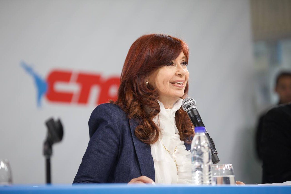 vhugobellon's tweet photo. Lo expresado por @CFKArgentina  y  @HugoYasky en la @CTAok , reafirmó con más fuerza el planteo de que los y las estatales debemos hacernos escuchar para poner en agenda nuestra necesidad de tener estabilidad laboral y salario digno.
#SomosATE
#LaVerdeyBlanca
#launidadeselcamino https://t.co/nXXNhransq
