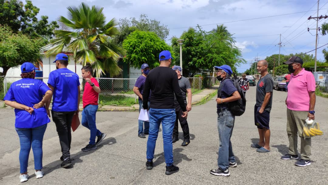 DarwinLandaeta2's tweet photo. ¡Feliz miércoles mi gente!
Recorriendo la parroquia Venezuela con el equipo de #MERCADAL
Se viene algo bueno para los campos petroleros de Lagunillas de la mano de nuestro alcalde @cheolagunillas
#CiudadOjedaMiCiudad
#Lagunillas
#CamposPetroleros
#CambioyProgreso
#22junio https://t.co/xKhy03GyRo