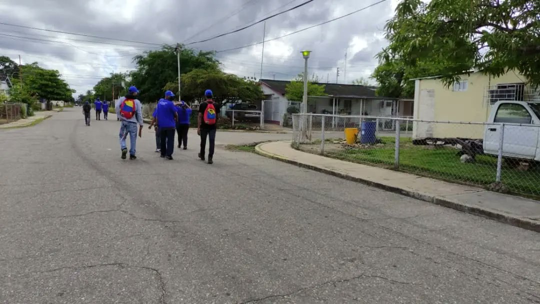 DarwinLandaeta2's tweet photo. ¡Feliz miércoles mi gente!
Recorriendo la parroquia Venezuela con el equipo de #MERCADAL
Se viene algo bueno para los campos petroleros de Lagunillas de la mano de nuestro alcalde @cheolagunillas
#CiudadOjedaMiCiudad
#Lagunillas
#CamposPetroleros
#CambioyProgreso
#22junio https://t.co/xKhy03GyRo