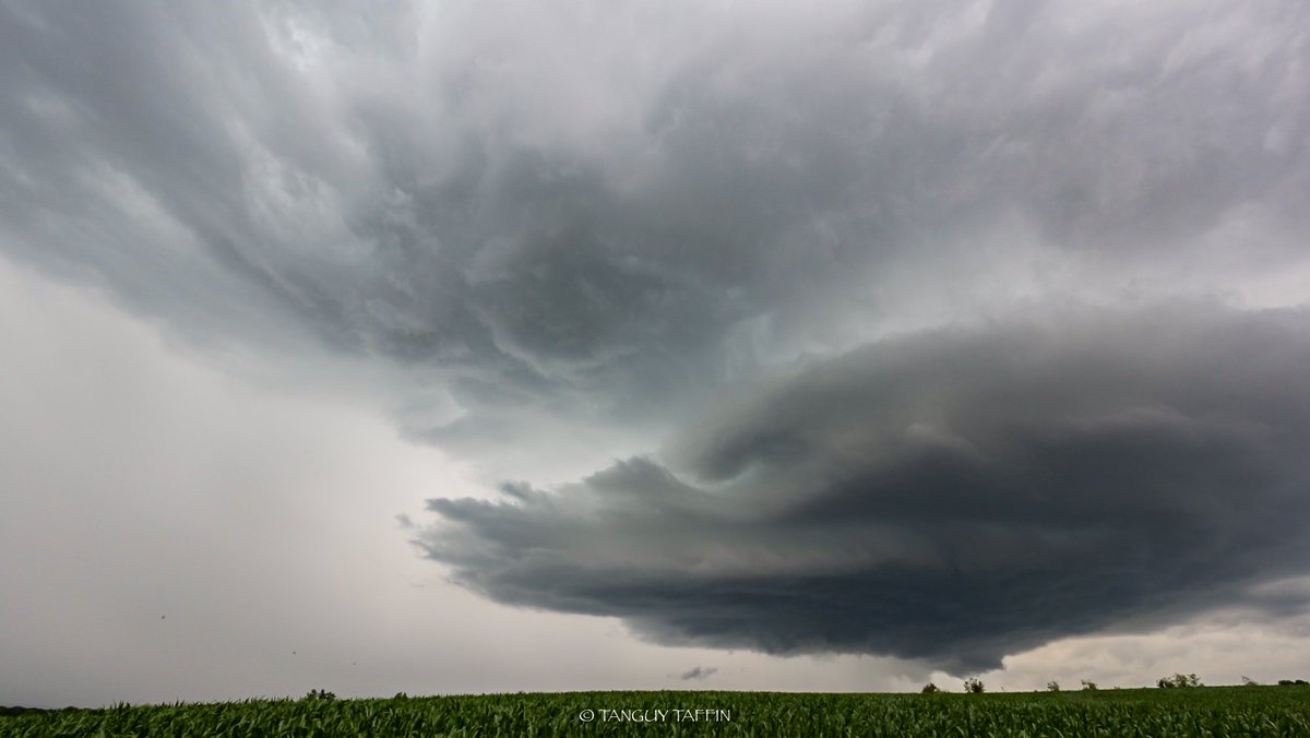 L'une des innombrables supercellules ayant balayé la France ces derniers jours. Ici en #HauteSaône ce mercredi, photographiée par Tanguy Taffin. #orages 