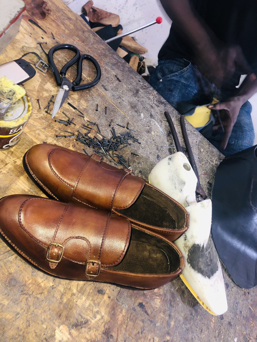 TheCarterzShop's tweet photo. Et c’est prêt!!!
Notez la main d’œuvre sur 10 svp
Comment trouver vous notre cordonnier ? 
#Shoesmaker #handmade #TgTwittos https://t.co/J7UaU1gFfv