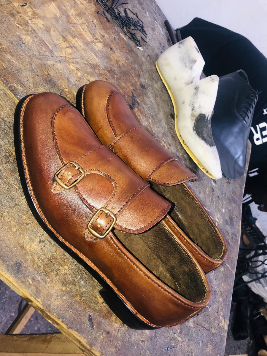 TheCarterzShop's tweet photo. Et c’est prêt!!!
Notez la main d’œuvre sur 10 svp
Comment trouver vous notre cordonnier ? 
#Shoesmaker #handmade #TgTwittos https://t.co/J7UaU1gFfv