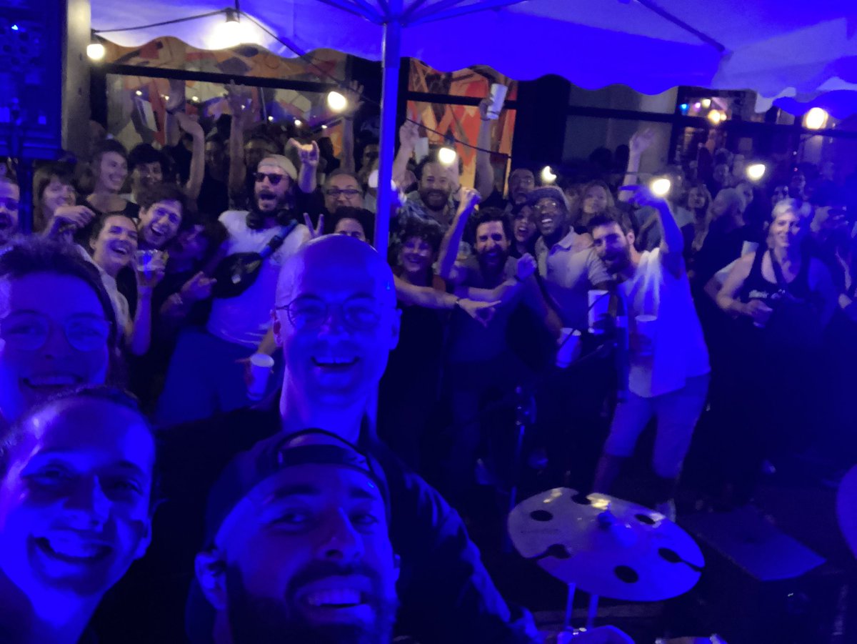 mediumdouce's tweet photo. On a bien kiffé la @fetemusique ! ❤️
À l’année prochaine !
#mediumdouce #FeteDeLaMusique2022 #livestreet #streetgig #blueguys https://t.co/UsS8cmLje9