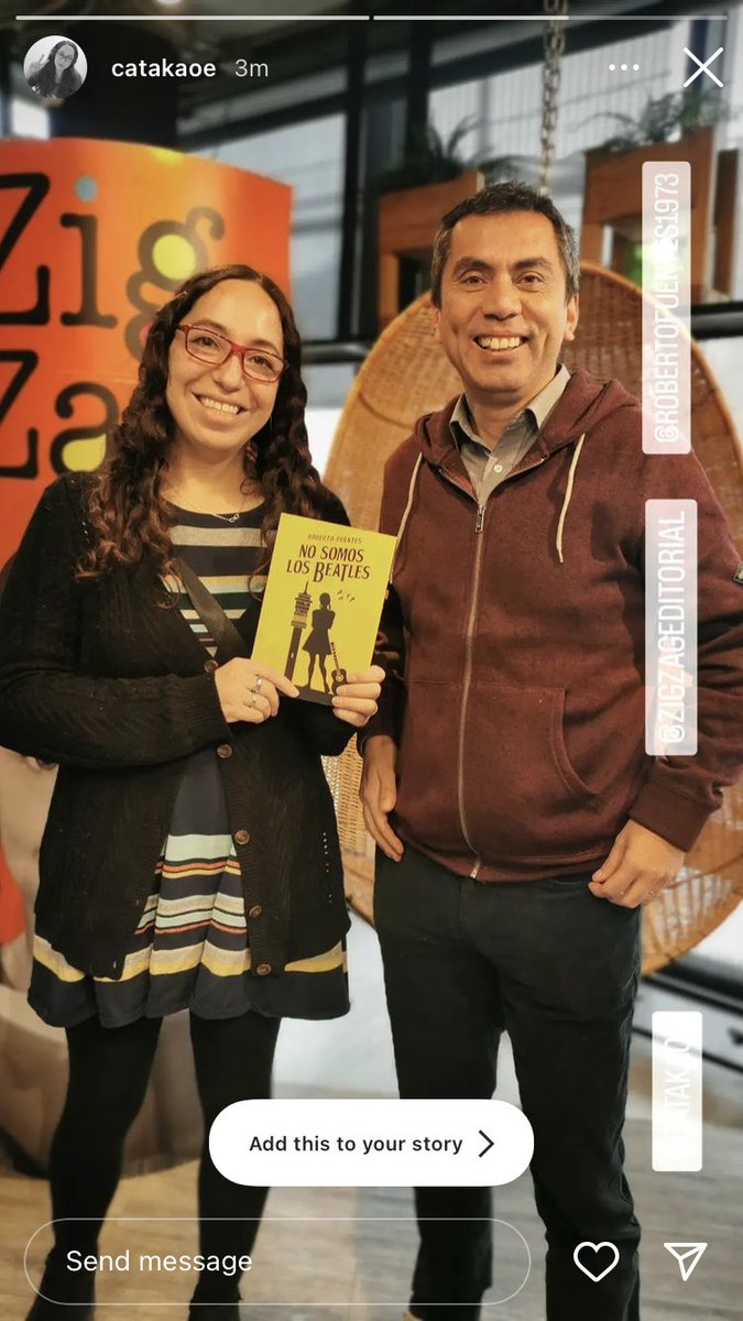 RobFuentesM's tweet photo. Aquí con la @CataKaoe y mi libro #nosomoslosbeatles Salimos regios. https://t.co/7enbHePr09