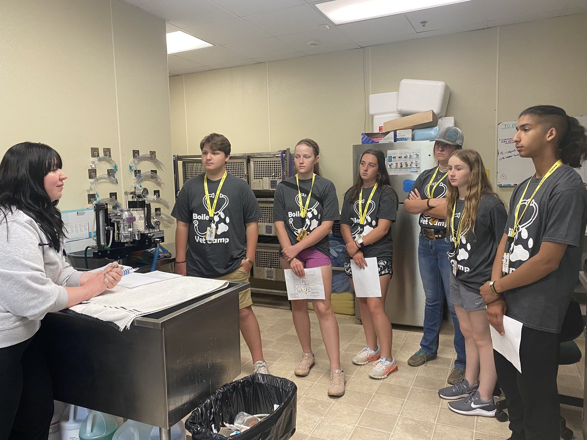 BoilerVetCamp's tweet photo. Shoutout to Humane Society of Saint Joseph County for hosting #teamolaf today to learn about shelter medicine!! #BoilerPup #HJSSCBoilerVetCamp #Purrdue https://t.co/C3WIs7DLSy