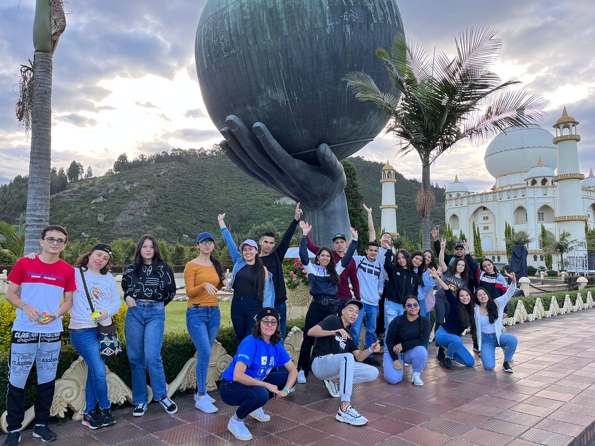 Mineducacion's tweet photo. En la capital del país 🇨🇴, los equipos ganadores de #Novacamp 2022 recorrieron el Centro Histórico, el Parque Jaime Duque y el Museo del Oro, espacios para estimular de forma divertida el aprendizaje y la creación. 🤓✍️✨➡️ https://t.co/RXiO37a4cN https://t.co/ZXYlDXaADC