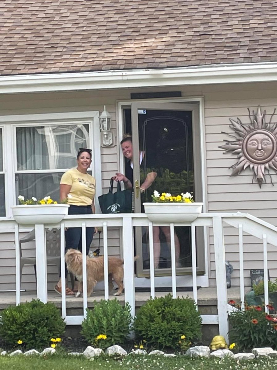 spsSTRONG's tweet photo. So proud of our Somers Point Street Team - We loved delivering our HOT Summer Learning bags to our Pawtastic families! Celebrating their growth and knowing learning doesn’t “paws” for the summer! @spsSTRONG @AtlanticCoNJDOE https://t.co/uFKj0ZUOKR