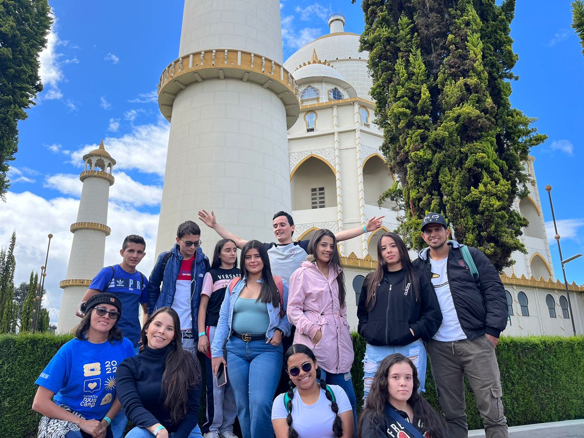 Mineducacion's tweet photo. En la capital del país 🇨🇴, los equipos ganadores de #Novacamp 2022 recorrieron el Centro Histórico, el Parque Jaime Duque y el Museo del Oro, espacios para estimular de forma divertida el aprendizaje y la creación. 🤓✍️✨➡️ https://t.co/RXiO37a4cN https://t.co/ZXYlDXaADC
