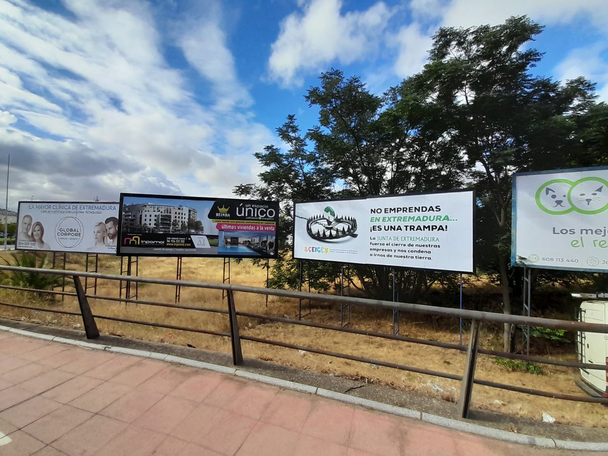 Ya tenemos nuestra primera valla en la rotonda de Puente Real en Badajoz para hacer ver la realidad de los emprendedores en Extremadura y luchar para cambiarla.Pronto habrá más. OS ANIMAMOS A CONPARTIR Y HACER VISIBLE LA REALIDAD DE LOS EMPRENDEDORES Y AUTÓNOMOS EN NUESTRA TIERRA