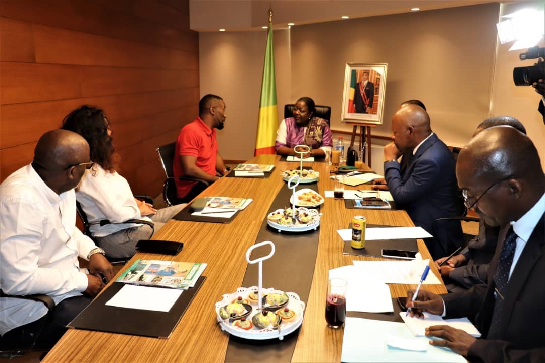 BrazzaHiphop's tweet photo. 🚨#Passi a été reçu en audience ce 22 Juin 2022 par Mme Destinée Hermella DOUKAGA, Ministre du Tourisme & des Loisirs.
L'artiste a présenté 2 projets lors de l'audience.
1- #MonOdysséeAfricain, un projet touristique
2-#Kitendi, un film sur la sape qui sera réalisé en 2023. https://t.co/B80jzsHU4L