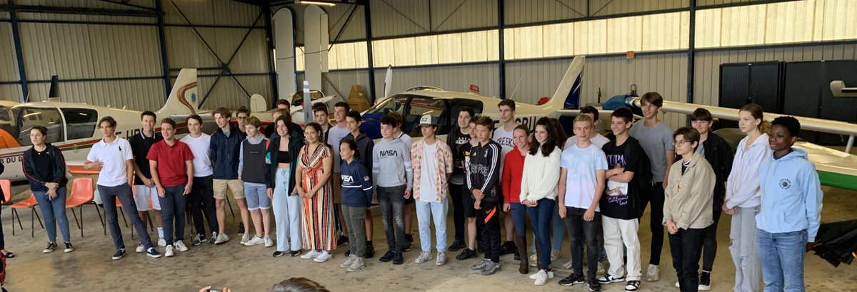 draymo2's tweet photo. Félicitations aux 18 élèves de la cité scolaire de Tarare qui ont préparé et passé le brevet d'initiation aéronautique. Merci au professeur et à notre partenaire, l’aéroclub du Beaujolais, pour son engagement remarquable en faveur de la formation des collégiens et lycéens #BIA https://t.co/QCanRGfrnN