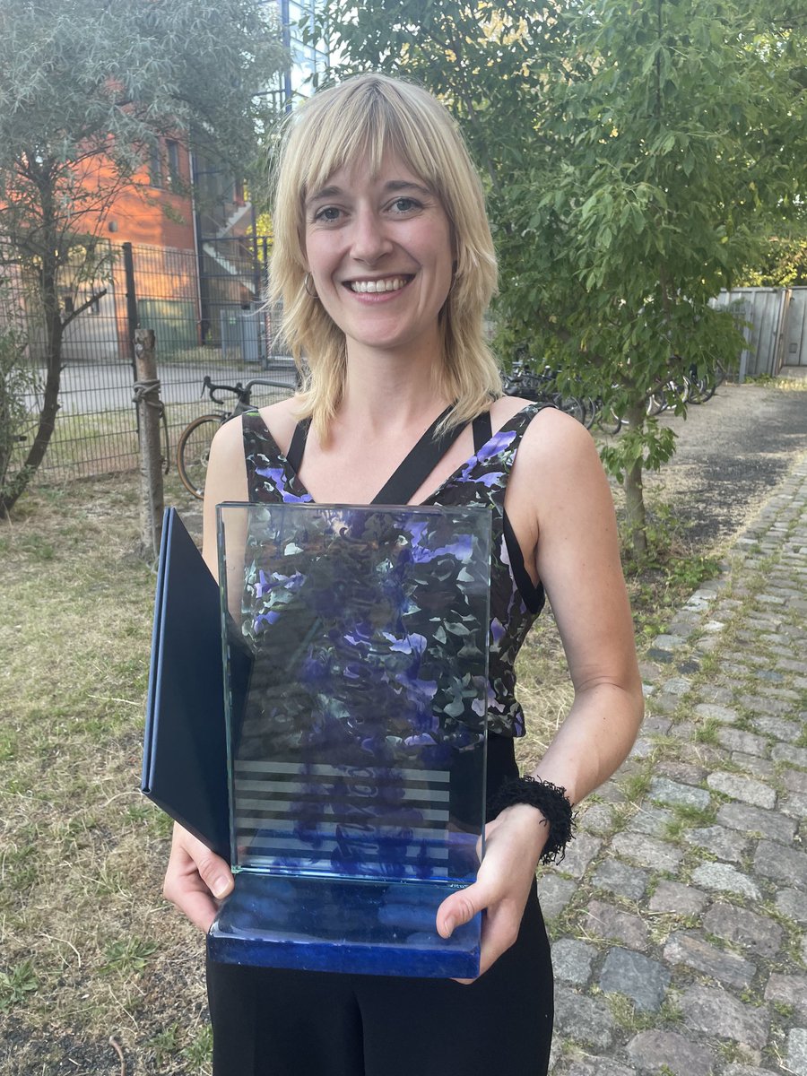 henry_lohmar's tweet photo. Wow! Unsere ⁦@judith_plato⁩ hat den Theodor-Wolff-Preis! Eine tolle Auszeichnung für eine großartige Volontärin. Glückwunsch, Judith!  Wir bei ⁦@maz_online freuen uns alle sehr mit Dir 🎉🎈🍾👏#twp22 https://t.co/W3vITJUQZu