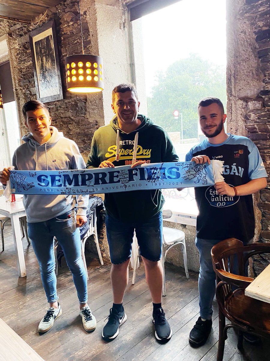 PenhaBreogan's tweet photo. Sempre un dos nosos!
Entrega da nosa bufanda conmemorativa dos 30 anos a @Javiermunoz23, cun agasallo especial: asinada polos membros da Peña Breogán!
#30AnosCoBreo https://t.co/rMXWcrqnia