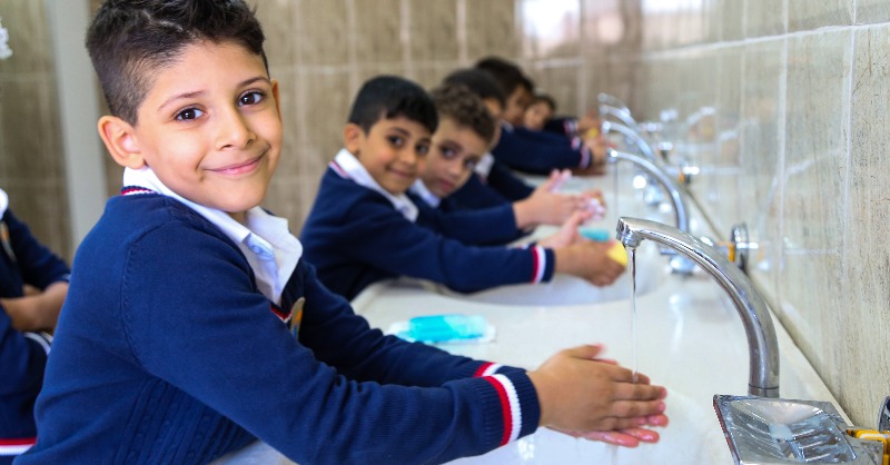 UNICEF_FR's tweet photo. 820 millions d’enfants n’ont pas accès à des services d’hygiène de base au sein de leur école.

Lorsque les écoles disposent d’eau salubre et de savon, les enfants bénéficient d’un meilleur environnement pour réaliser leur potentiel.

#PourChaqueEnfant, de l’eau salubre.