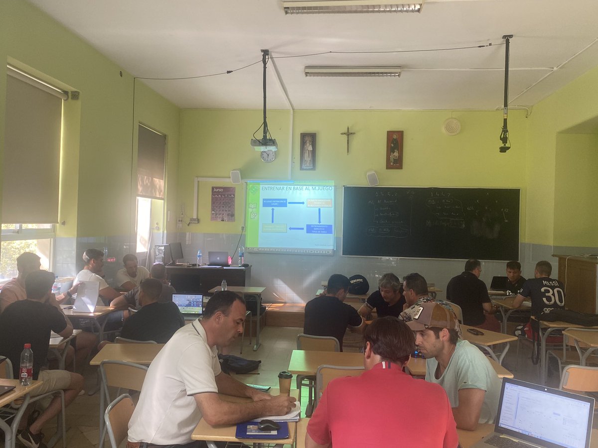 PJimenez83's tweet photo. De vuelta a clase con los alumnos del Técnico deportivo superior!Menudo nivel de alumnos tengo que hacen que cada minuto de clase sea aprendizaje constante!Seguimos en proceso de ser mejores entrenadores/formadores⚽️📚🗒🖊 @D_llacer15 @ajimenez1093 @MiguelMiro1 @ignaciotraining https://t.co/TISn0PeSMl