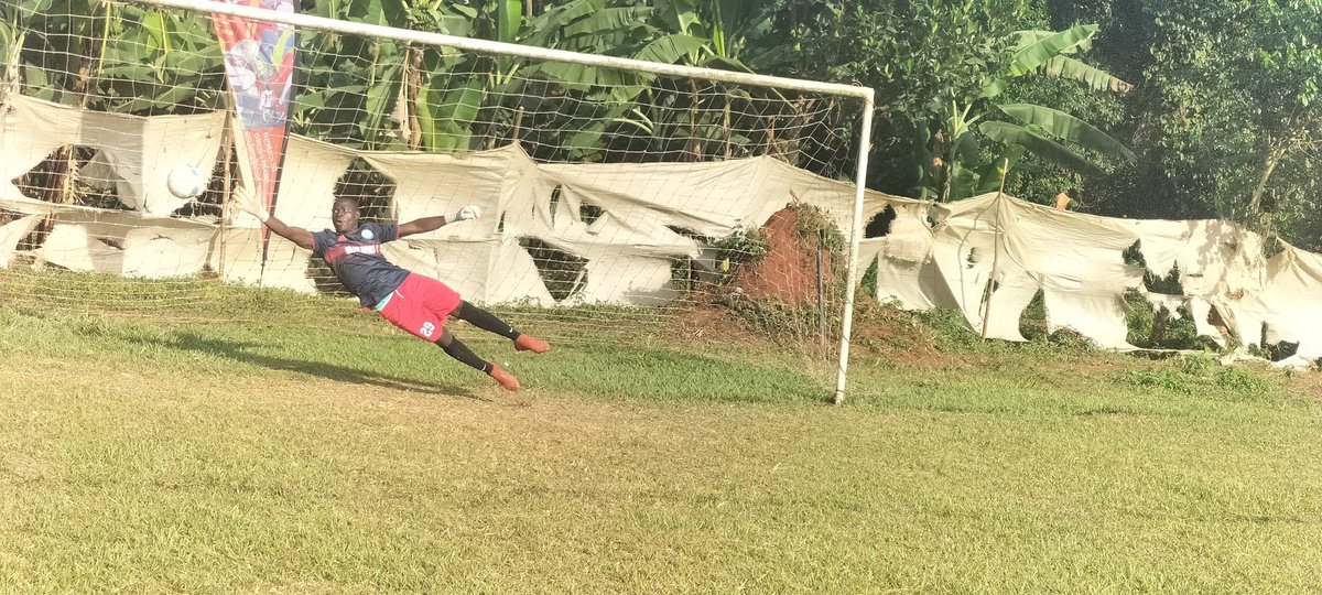 GoldenImpactSc's tweet photo. Our Goalkeeper Julius Musongole today was fully stretched in an attempt to save the team.
#XsaboGroupLtd @GBellagambi @abyekwaso @rhinos_uganda @KyaggweTeam @score_beyond @MukonoDFA @BugandaRFA @KeekoMedia https://t.co/k2X46oXMwX