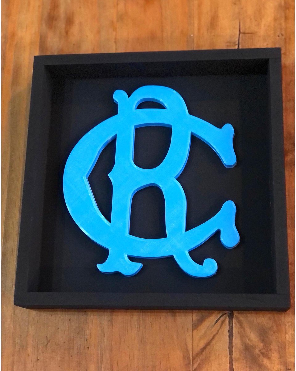 induRC1903's tweet photo. ✨ 𝗖𝘂𝗮𝗱𝗿𝗼𝘀 𝗥𝗖 𝟯𝗗 ✨🎓
¡¡Decorá tu espacio con los colores de tu corazón!!💙🤍
Especificaciones:
🔹20 cm de alto
🔹20 cm de largo
🔹Escudo hecho en impresión 3D
🔹cuadro pintado a mano listo para colgar
 #RacingClub #Racing #LaAcademia #racingclubdeavellaneda #cuadro3D https://t.co/lwr21idkin