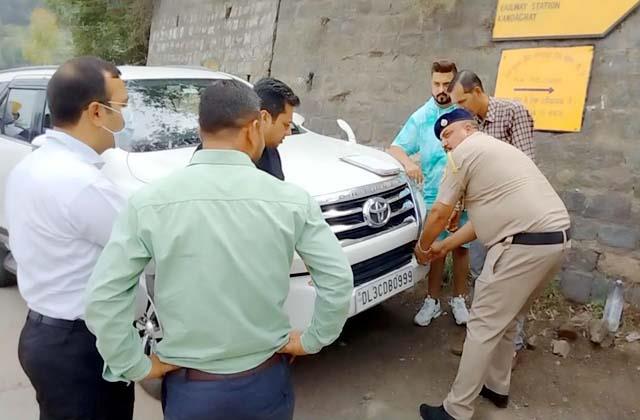 punjabkesari's tweet photo. पंजाब के SP को नीली बत्ती लगी लेकर हिमाचल आना पड़ा महंगा
https://t.co/6dACD77ucX
#SolanHindiNews #Kandaghat #PunjabSP #Car #BlueBeacon #HimachalPradeshHindiNews #SolanLocalHindiNews #SolanHindiSamachar https://t.co/VU3sMLHhCD