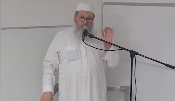 jihadwatchRS's tweet photo. Sweden: Muslim migrant imam calls Jews ‘apes and pigs,’ when challenged says he was only quoting Qur’an https://t.co/uqP5zNk9NZ https://t.co/sF74R9cCI9