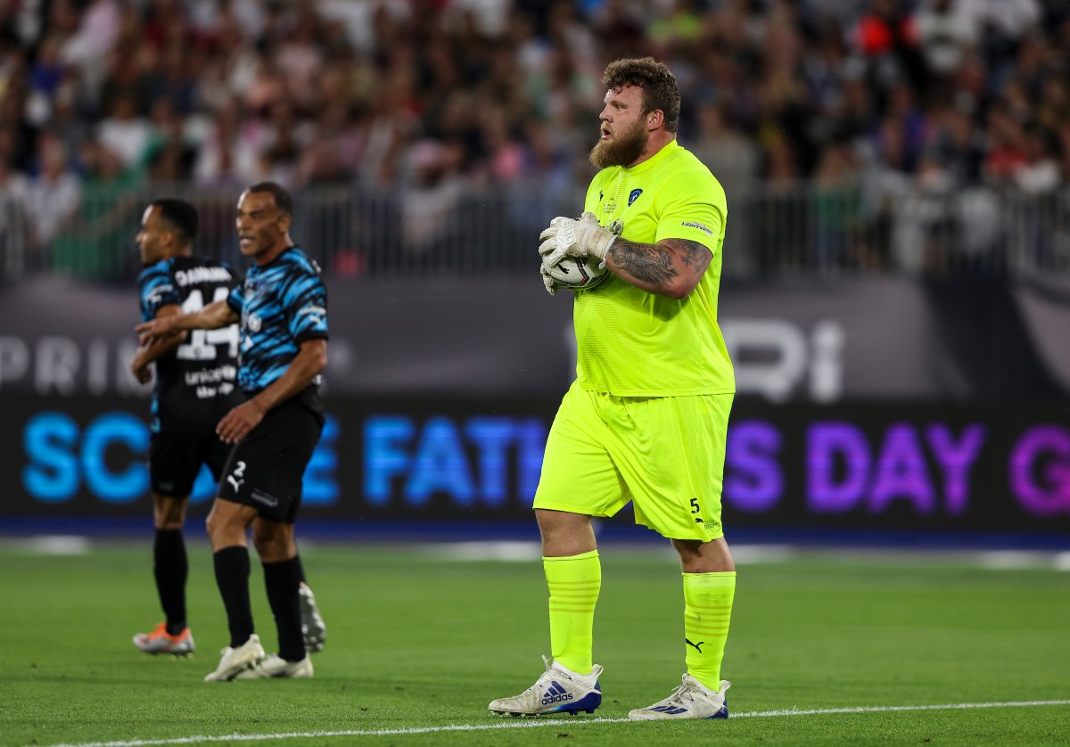 socceraid's tweet photo. 𝗧𝗛𝗘 𝗕𝗜𝗚 𝗠𝗔𝗡! 🧤🏴󠁧󠁢󠁳󠁣󠁴󠁿🌍  

Give a retweet 🔄 if you loved seeing two-time @WorldsStrongest man, @stoltman_tom between the sticks for the #SoccerAid World XI? 💪  

#SoccerAid 💙 @UNICEF_uk https://t.co/BuIlJWwhF5