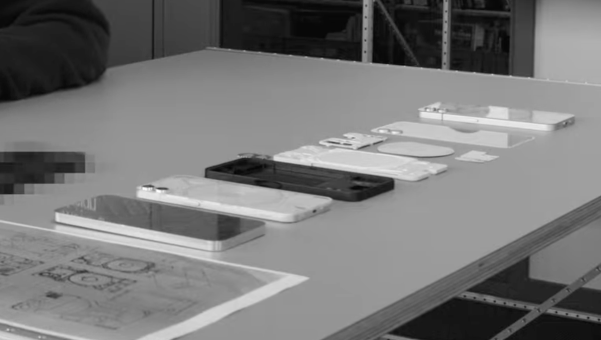BenGeskin's tweet photo. Nothing Phone (1) Black version 👀 https://t.co/sDSLg4lqbw
