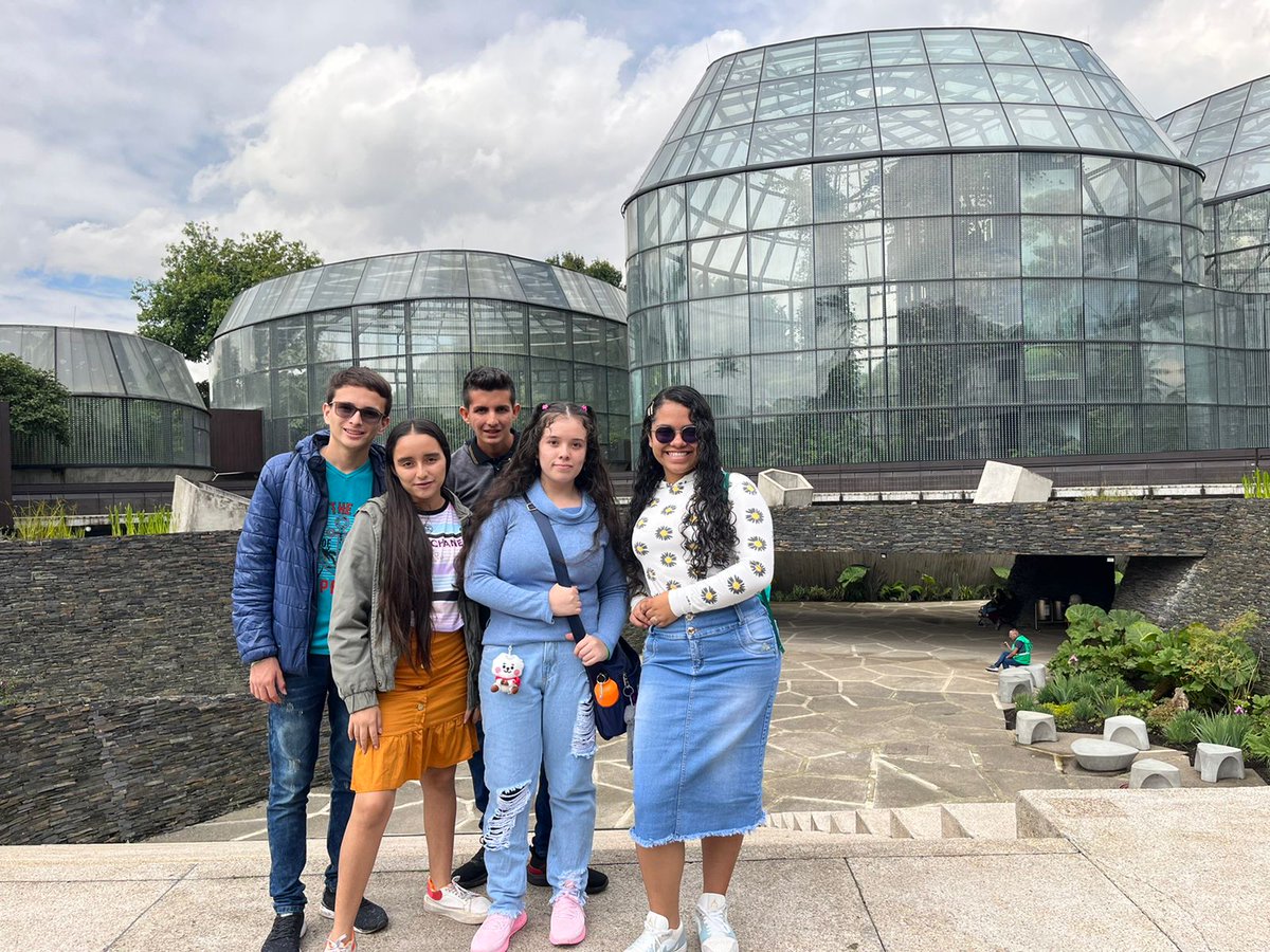 Mineducacion's tweet photo. A Medellín llegaron los otros 5⃣ equipos ganadores de #Novacamp, provenientes de Pueblo Rico, San Antero y Tauramena, para visitar el @ParqueExplora, el Planetario, el Jardín Botánico y la comuna 13, escenarios que facilitan el despertar creativo de los estudiantes y docentes🤓✨ https://t.co/OiYTvf5z8p