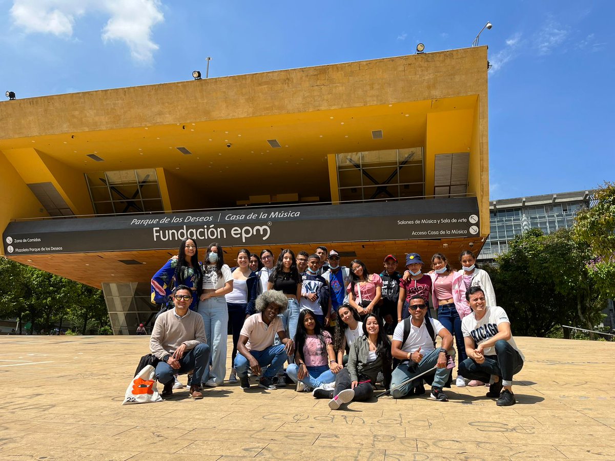 Mineducacion's tweet photo. A Medellín llegaron los otros 5⃣ equipos ganadores de #Novacamp, provenientes de Pueblo Rico, San Antero y Tauramena, para visitar el @ParqueExplora, el Planetario, el Jardín Botánico y la comuna 13, escenarios que facilitan el despertar creativo de los estudiantes y docentes🤓✨ https://t.co/OiYTvf5z8p