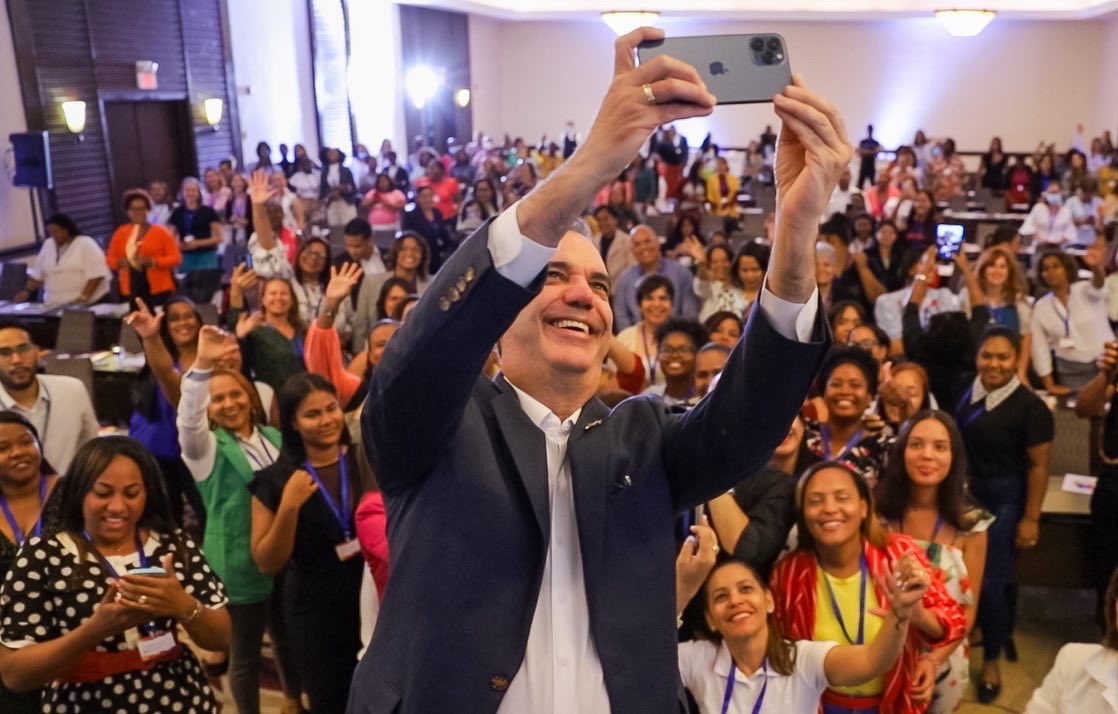 PresidenciaRD's tweet photo. El Pdte. @LuisAbinader y el Ministro de @TurismoRD, @DavidColladoM, participaron en el taller “Emprendedoras que impactan el Turismo Dominicano”, organizado por la @UNWTO con el fin de promover el empoderamiento de las mujeres en el sector, durante la recuperación del COVID-19. https://t.co/xDLOzBVjl0