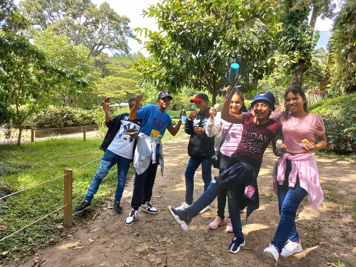 Mineducacion's tweet photo. A Medellín llegaron los otros 5⃣ equipos ganadores de #Novacamp, provenientes de Pueblo Rico, San Antero y Tauramena, para visitar el @ParqueExplora, el Planetario, el Jardín Botánico y la comuna 13, escenarios que facilitan el despertar creativo de los estudiantes y docentes🤓✨ https://t.co/OiYTvf5z8p