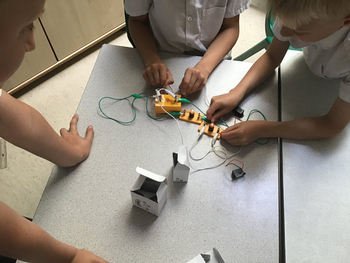 DeltaGreengates's tweet photo. #Year4GG had a great afternoon of #science today! We explored electrical #circuits and had a go at creating our own using batteries, bulbs, buzzers and more!
#TeamGGScience #DeltaScienceLab #Electricity #Oracy @DeltaTrust_Org https://t.co/Vj64WBfIEb
