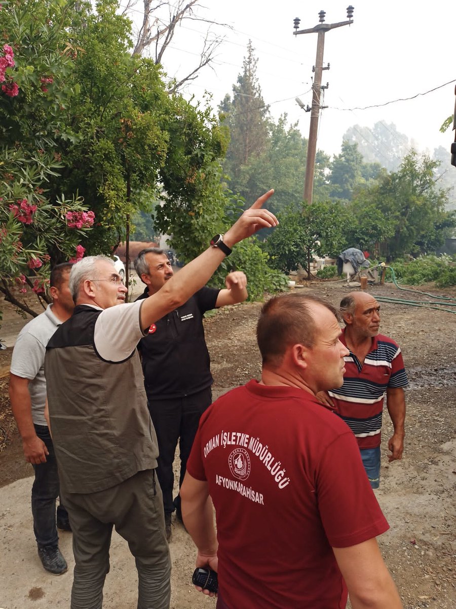 AFADBaskanlik's tweet photo. Marmaris’te meydana gelen orman yangınına müdahale çalışmaları @OGMgovtr ile eş güdüm halinde kesintisiz devam ediyor.

Çalışmalarda AFAD, @OGMgovtr, @EmniyetGM, @jandarma, diğer kamu kurumları ile belediyeler görev alıyor.

Yeşil vatan için hep birlikte! 🌲🇹🇷 https://t.co/yzxAFHSVM8
