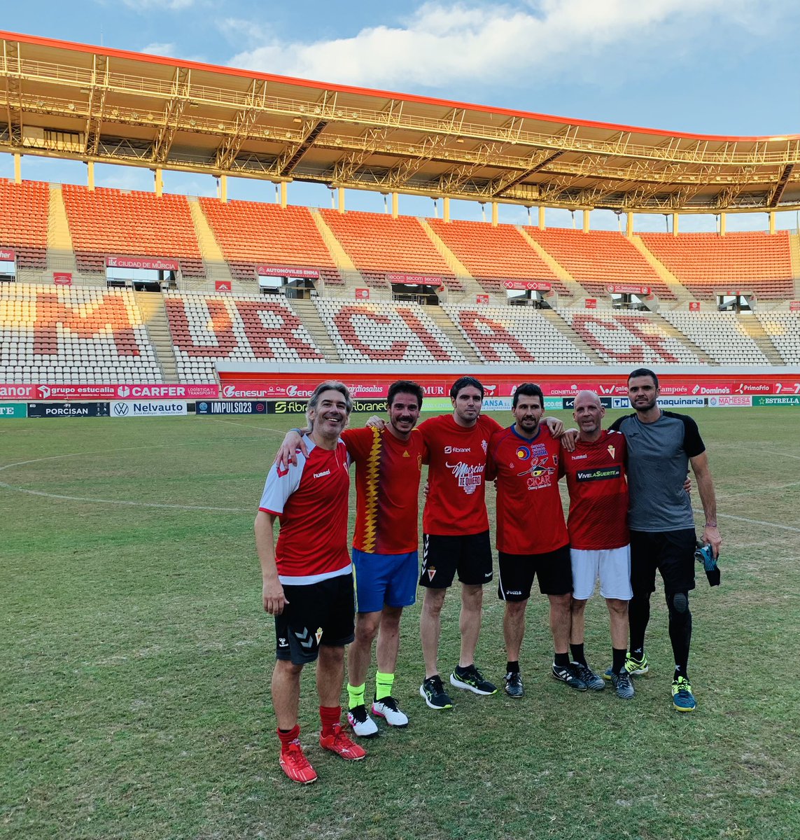 pelegrin_pena's tweet photo. Unos cuantos miembros de la peña con el gran Patricio Pelegrín Junior en el #EnriqueRoca. #estasconvocado #Partido4 @realmurciacfsad @feperealmurcia @damiendarkk https://t.co/e6Fsn1MzkX